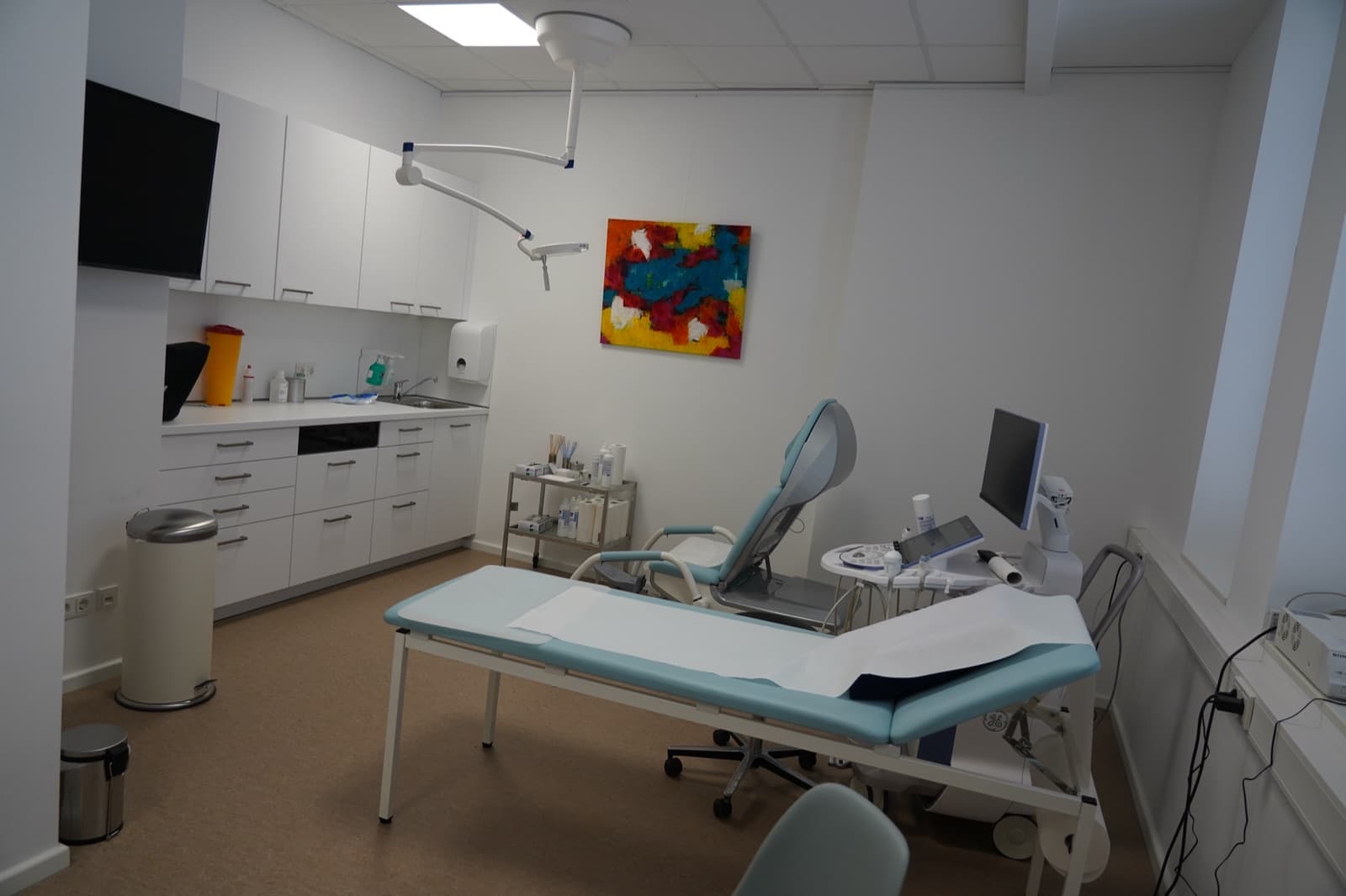 Untersuchungsraum mit Ultraschallgerät und Kunst